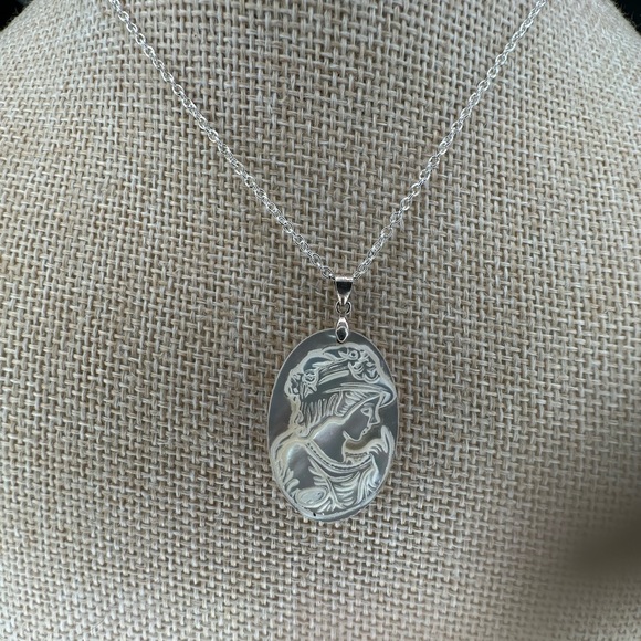 Oval Cameo Shell Pendant Woman Carving on Silver Chain - Picture 7 of 16